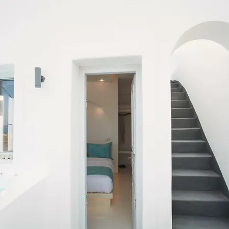 Akrotiri Cycladic Suites *